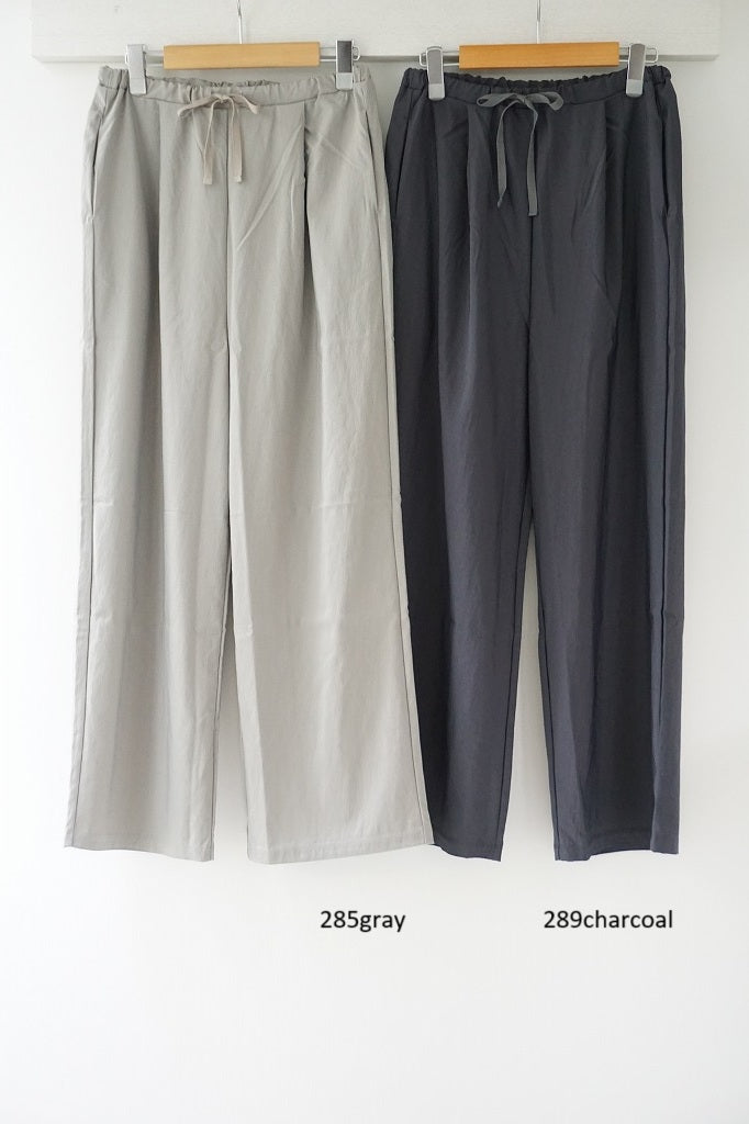 me.（ミードット）sheer satin イージーストレートパンツ