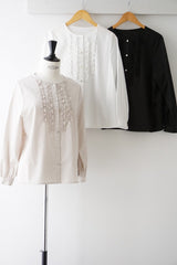 utilite(ユティリテ)　サテンシルクソフト　フリルブラウス