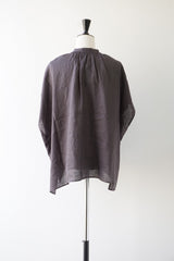 UNIVERSAL TISSU(ユニヴァーサルティシュ)フレンチリネン　比翼明きシャーリングワイドブラウス　チャコール