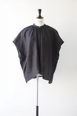 UNIVERSAL TISSU(ユニヴァーサルティシュ)フレンチリネン　比翼明きシャーリングワイドブラウス　クロ