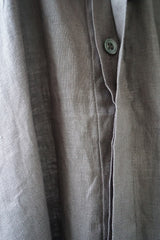 UNIVERSAL TISSU(ユニヴァーサルティシュ)　フレンチリネン　比翼明きシャーリングワイドBL