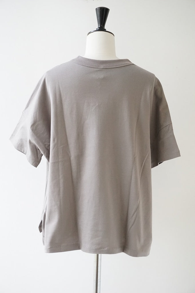 TRAVAIL MANUEL(トラバイユマニュアル) クラシック天竺スリットT　GRYBEIGE