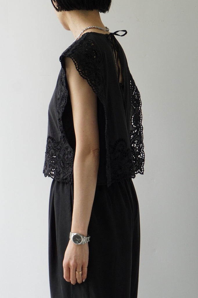 再入荷　a'nuke(アンヌーク)Cutwork Box Blouse BLK