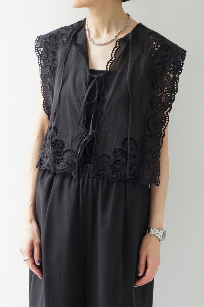 再入荷　a'nuke(アンヌーク)Cutwork Box Blouse BLK