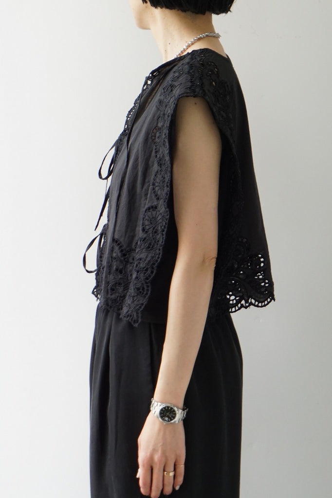 再入荷　a'nuke(アンヌーク)Cutwork Box Blouse BLK