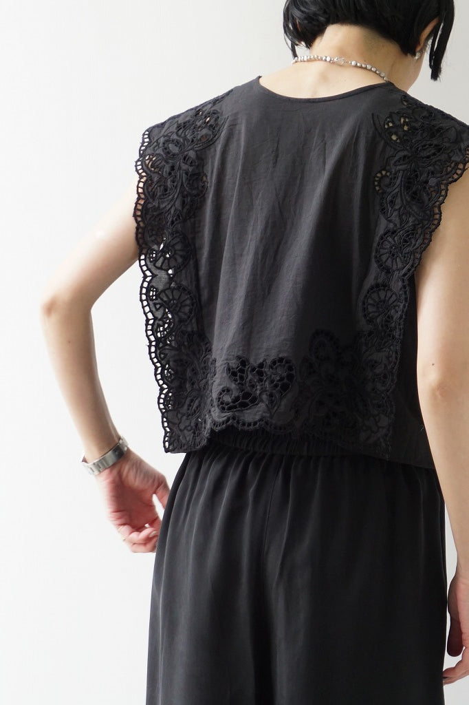 再入荷　a'nuke(アンヌーク)Cutwork Box Blouse BLK
