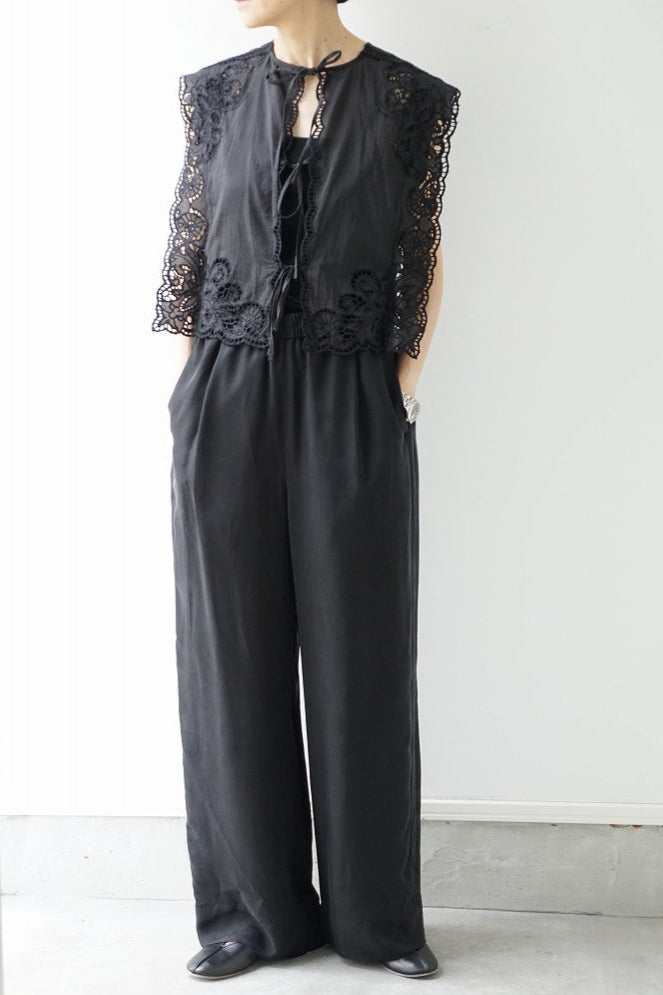 再入荷　a'nuke(アンヌーク)Cutwork Box Blouse BLK