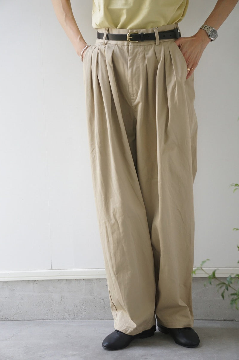 ROBE de PEAU（ローブデポー）FRILL SLEEVELESS BLOUSE