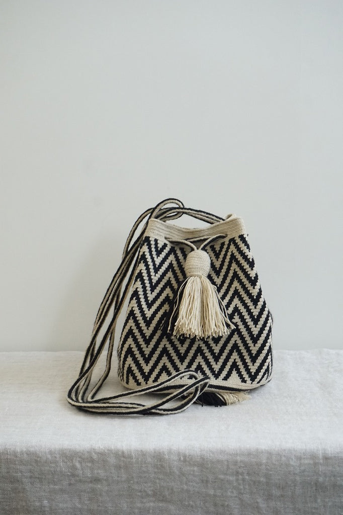 Wayuu Bags Japan(ワユーバッグスジャパン）ワユーバッグ　巾着タイプSサイズ　カラーブラック×エクリュ  次回再入荷予定8月上旬