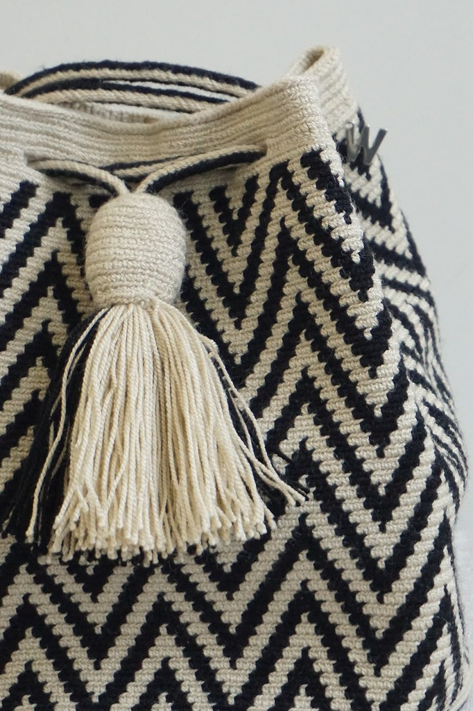 Wayuu Bags Japan(ワユーバッグスジャパン）ワユーバッグ　巾着タイプSサイズ　カラーブラック×エクリュ  次回再入荷予定8月上旬