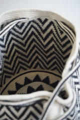 Wayuu Bags Japan(ワユーバッグスジャパン）ワユーバッグ　巾着タイプSサイズ　カラーブラック×エクリュ  次回再入荷予定8月上旬
