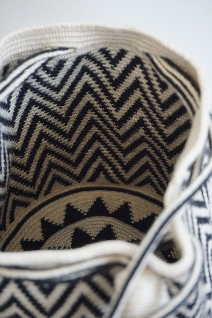 Wayuu Bags Japan(ワユーバッグスジャパン）ワユーバッグ　巾着タイプSサイズ　カラーブラック×エクリュ  次回再入荷予定8月上旬