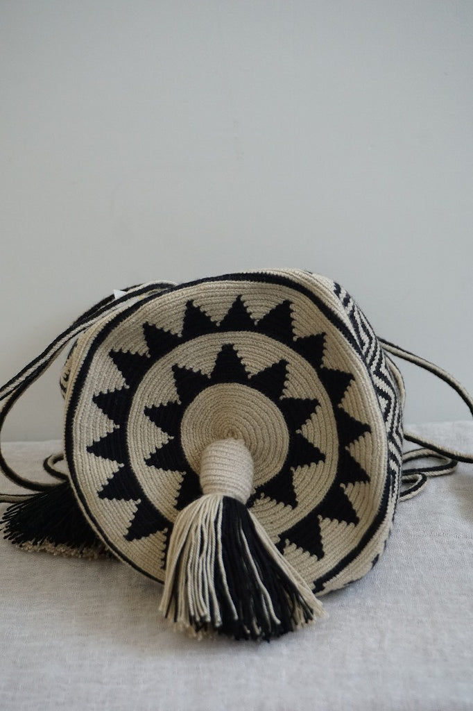 Wayuu Bags Japan(ワユーバッグスジャパン）ワユーバッグ　巾着タイプSサイズ　カラーブラック×エクリュ  次回再入荷予定8月上旬