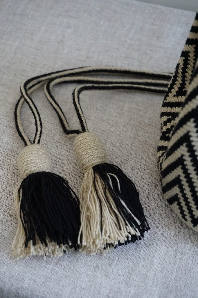 Wayuu Bags Japan(ワユーバッグスジャパン）ワユーバッグ　巾着タイプSサイズ　カラーブラック×エクリュ  次回再入荷予定8月上旬