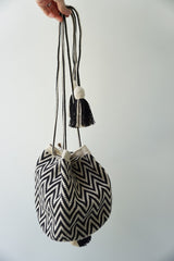 再入荷　Wayuu Bags Japan(ワユーバッグスジャパン）ワユーバッグ　巾着タイプMサイズ　カラーブラック×エクリュ