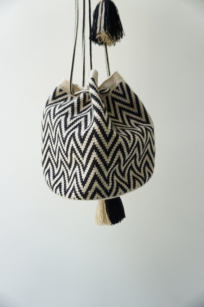 再入荷　Wayuu Bags Japan(ワユーバッグスジャパン）ワユーバッグ　巾着タイプMサイズ　カラーブラック×エクリュ