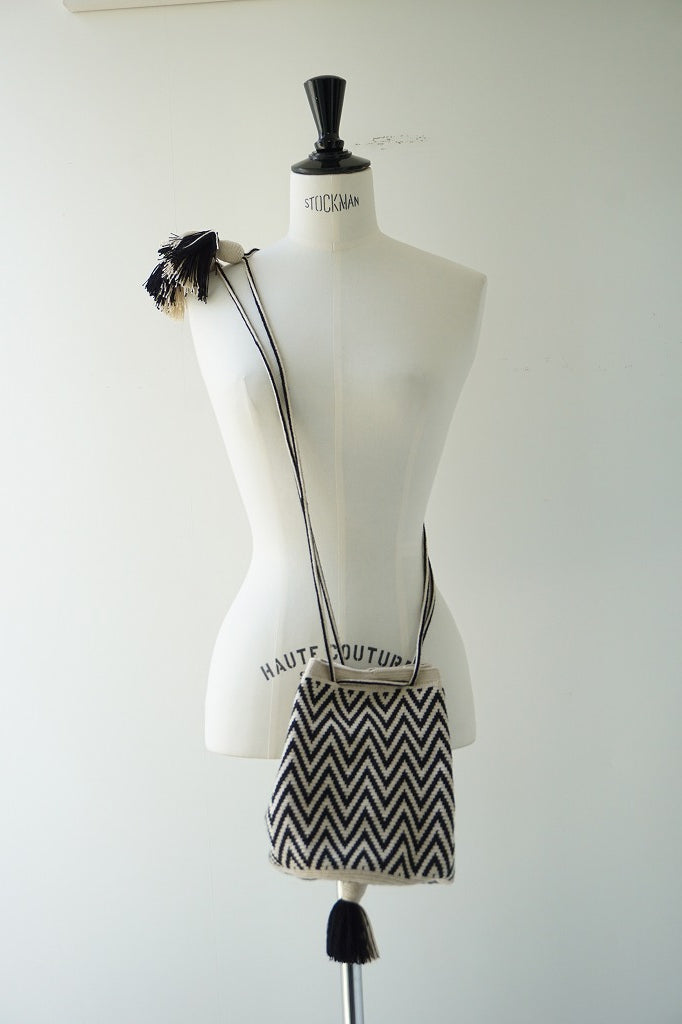 再入荷　Wayuu Bags Japan(ワユーバッグスジャパン）ワユーバッグ　巾着タイプMサイズ　カラーブラック×エクリュ