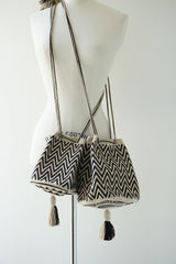 Wayuu Bags Japan(ワユーバッグスジャパン）ワユーバッグ　巾着タイプSサイズ　カラーブラック×エクリュ  次回再入荷予定8月上旬