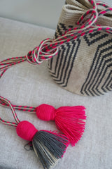 Wayuu Bags Japan(ワユーバッグスジャパン）ワユーバッグ　巾着タイプSサイズ　カラーピンク×グレー×エクリュ　次回再入荷予定8月上旬