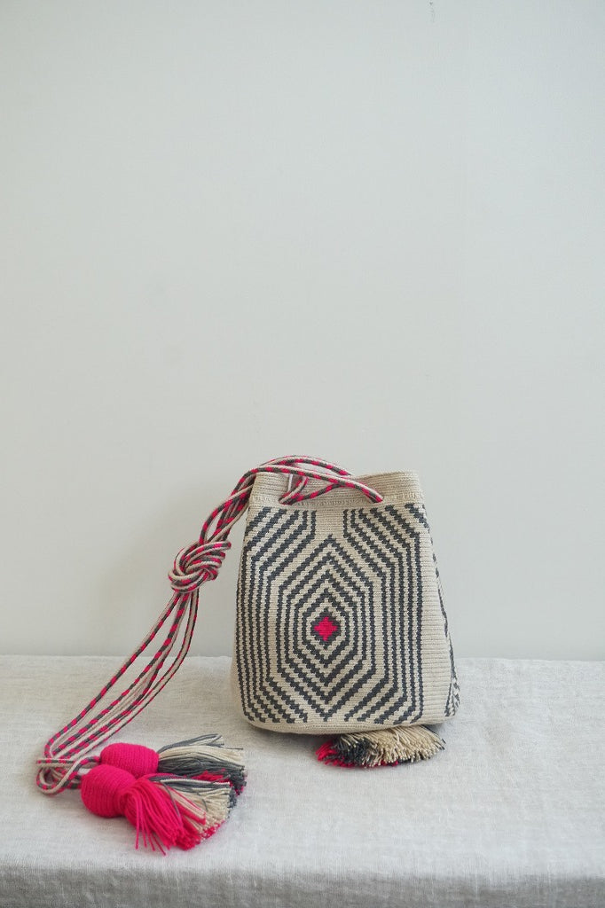 Wayuu Bags Japan(ワユーバッグスジャパン）ワユーバッグ　巾着タイプSサイズ　カラーピンク×グレー×エクリュ　次回再入荷予定8月上旬