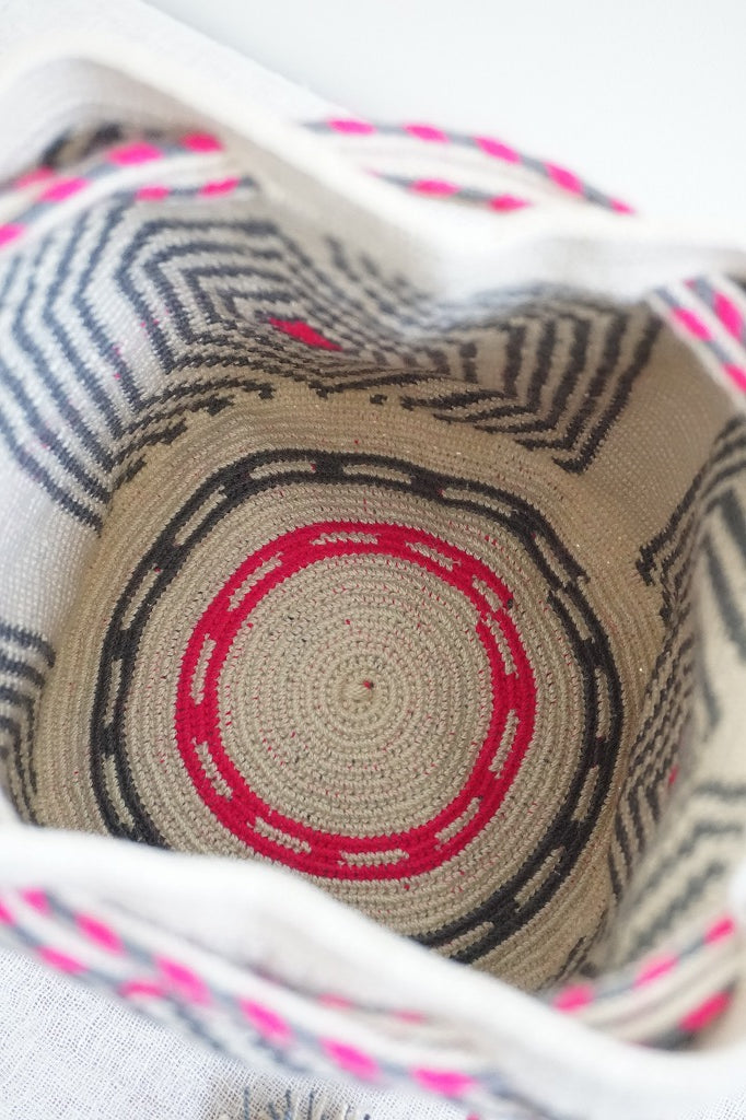 Wayuu Bags Japan(ワユーバッグスジャパン）ワユーバッグ　巾着タイプSサイズ　カラーピンク×グレー×エクリュ　次回再入荷予定8月上旬