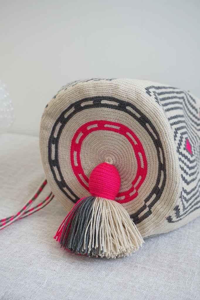 Wayuu Bags Japan(ワユーバッグスジャパン）ワユーバッグ　巾着タイプSサイズ　カラーピンク×グレー×エクリュ　次回再入荷予定8月上旬
