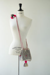 Wayuu Bags Japan(ワユーバッグスジャパン）ワユーバッグ　巾着タイプSサイズ　カラーピンク×グレー×エクリュ　次回再入荷予定8月上旬
