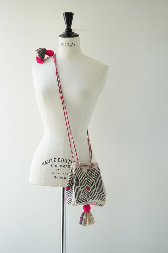 Wayuu Bags Japan(ワユーバッグスジャパン）ワユーバッグ　巾着タイプSサイズ　カラーピンク×グレー×エクリュ　次回再入荷予定8月上旬