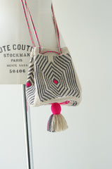 Wayuu Bags Japan(ワユーバッグスジャパン）ワユーバッグ　巾着タイプSサイズ　カラーピンク×グレー×エクリュ　次回再入荷予定8月上旬