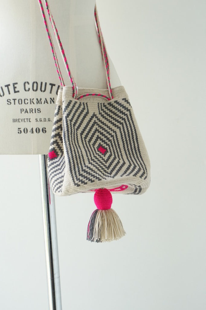Wayuu Bags Japan(ワユーバッグスジャパン）ワユーバッグ　巾着タイプSサイズ　カラーピンク×グレー×エクリュ　次回再入荷予定8月上旬