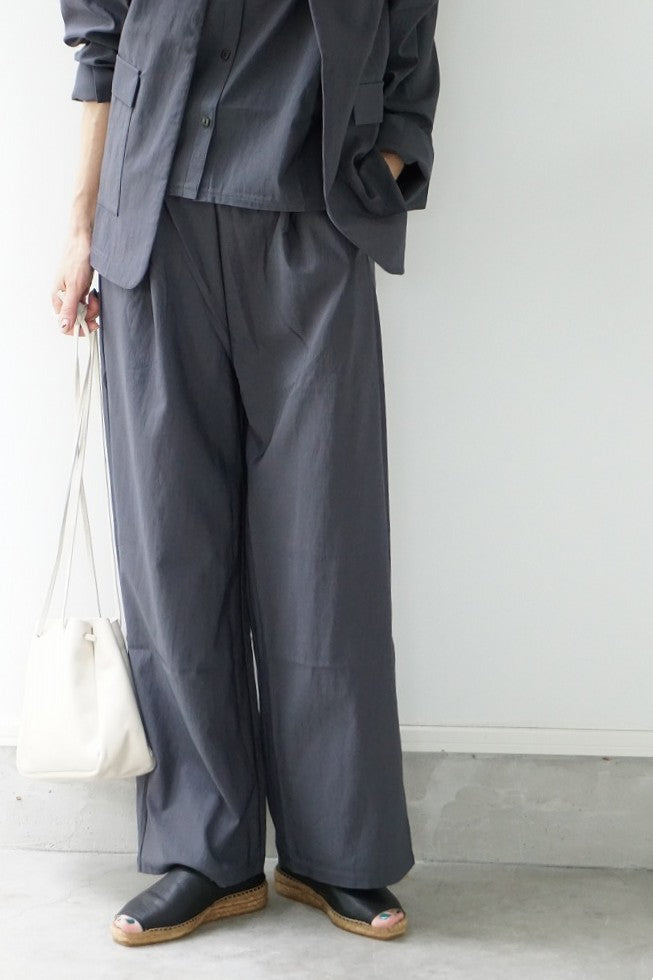 me.（ミードット）sheer satin イージーストレートパンツ