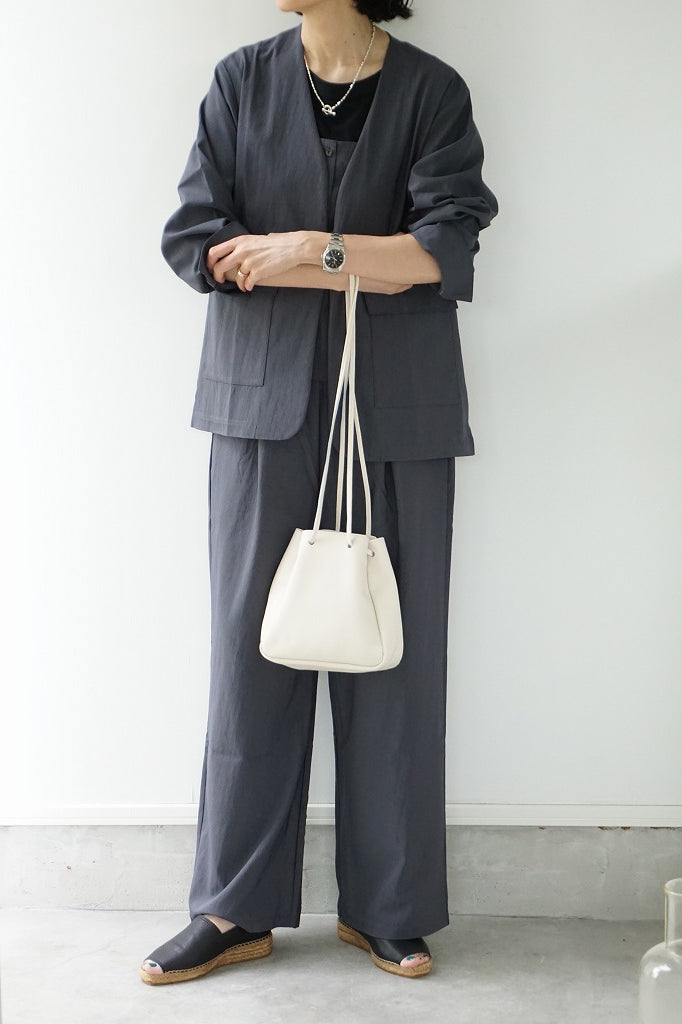 me.（ミードット）sheer satin イージーストレートパンツ