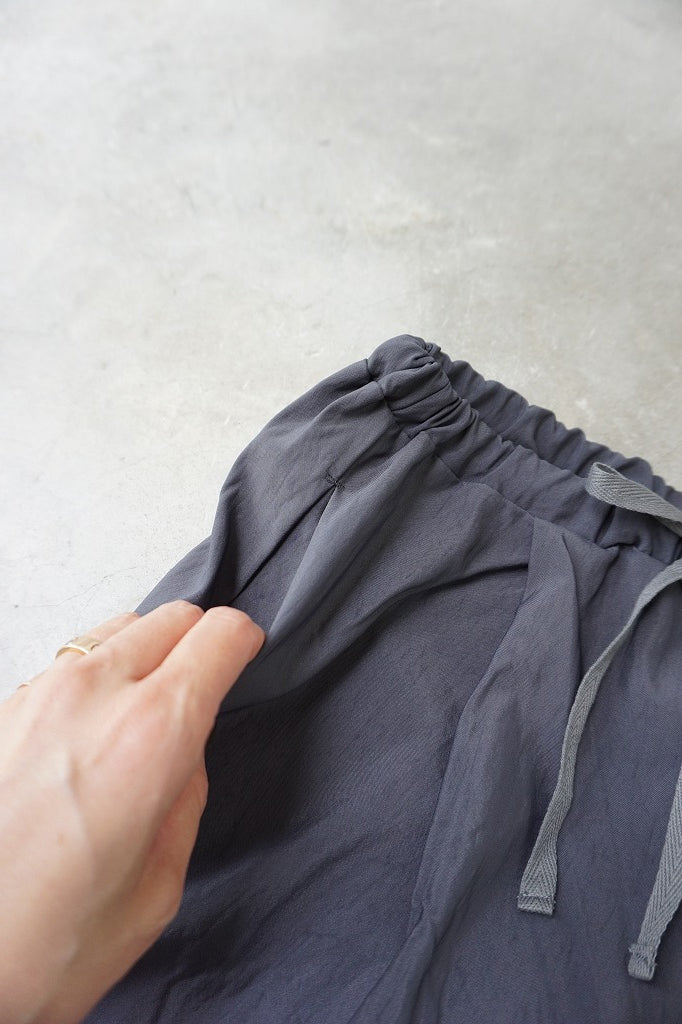 me.（ミードット）sheer satin イージーストレートパンツ