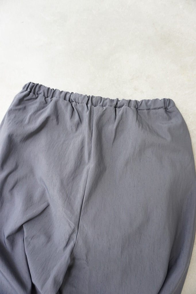 me.（ミードット）sheer satin イージーストレートパンツ