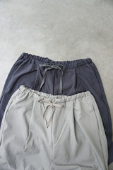 me.（ミードット）sheer satin イージーストレートパンツ