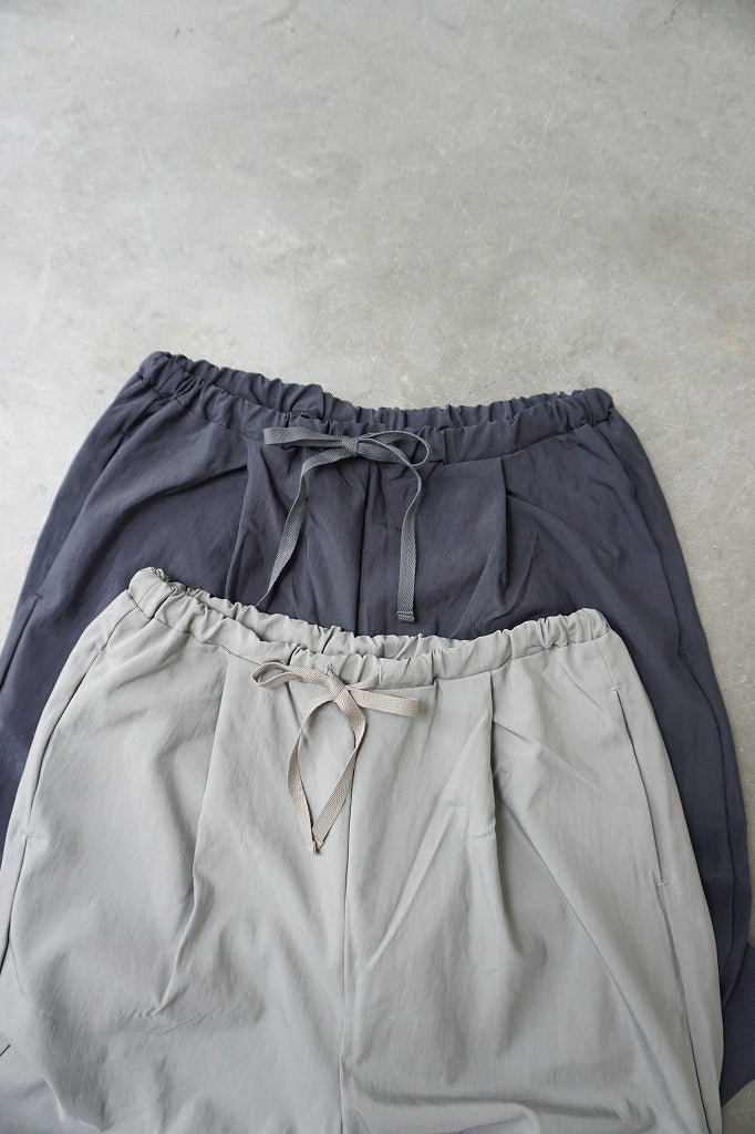 me.（ミードット）sheer satin イージーストレートパンツ