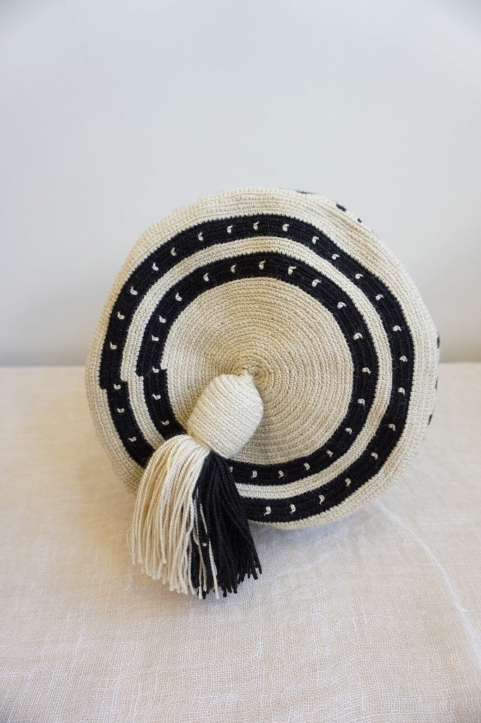 再入荷　Wayuu Bags Japan(ワユーバッグスジャパン）ワユーバッグ　巾着タイプSサイズ　カラーブラック×エクリュ