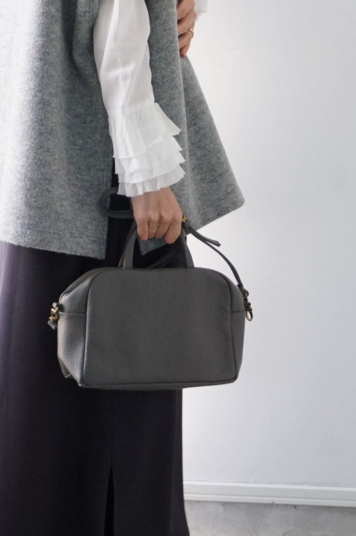 a (アー) ボストンショルダーバッグ 限定色 light gray a (アー) ボストンショルダーバッグ 限定色 light gray - メルカリ