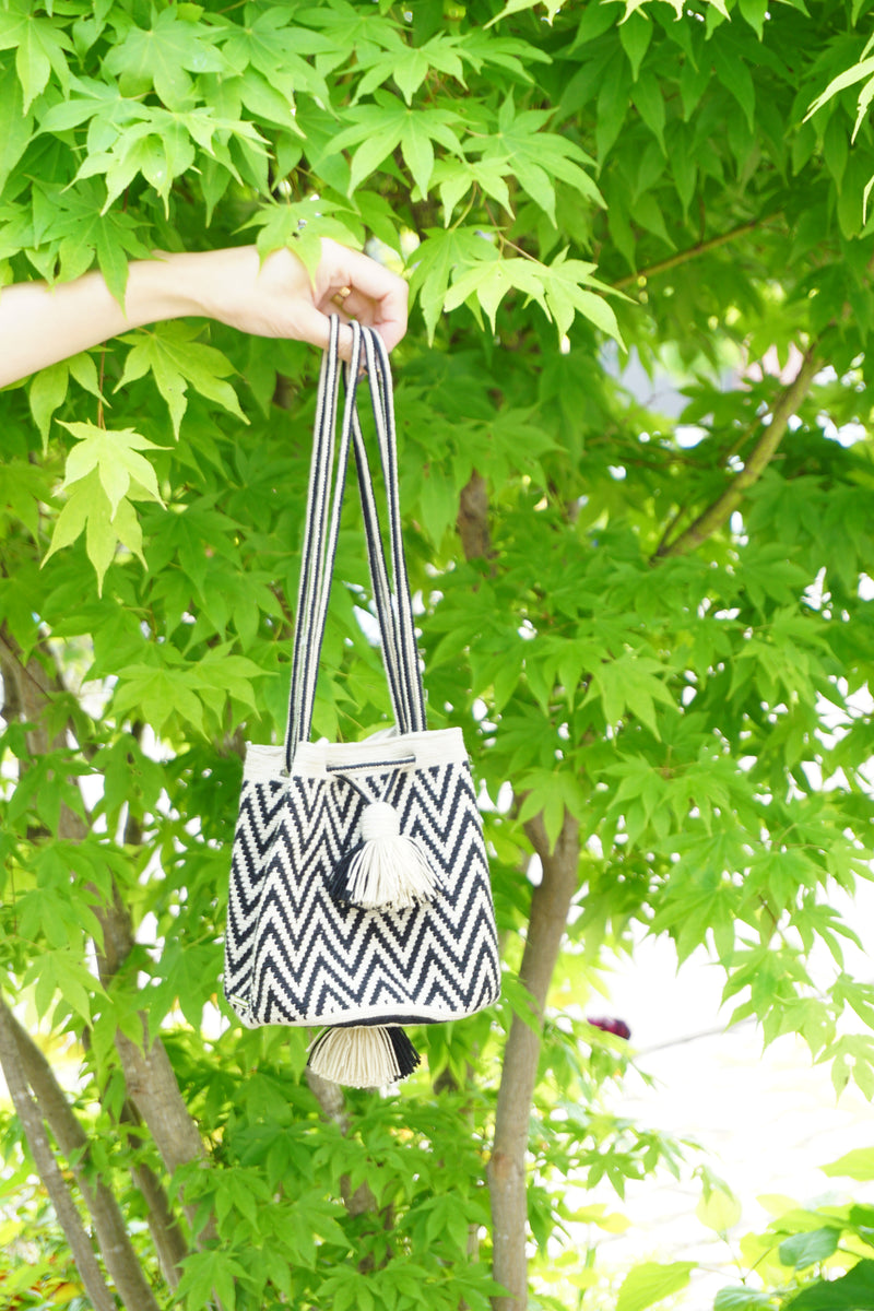 Wayuu Bags Japan(ワユーバッグスジャパン）ワユーバッグ　巾着タイプSサイズ　カラーブラック×エクリュ  次回再入荷予定8月上旬