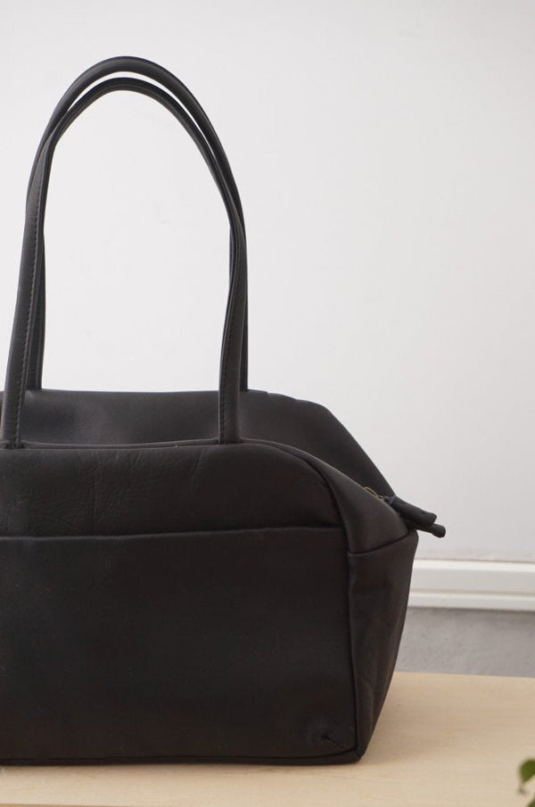 a （アー）ボストンバッグ M ブラック a （アー）ボストンバッグ M ブラック（バッグ・ポーチ）｜Madu